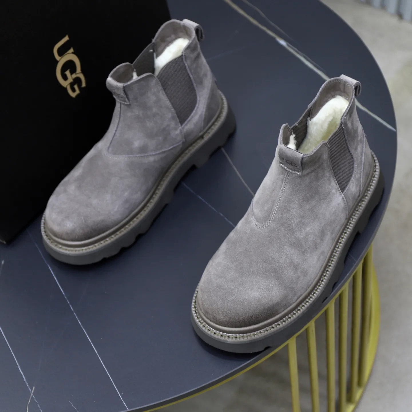 Ex-factory price: 640💰Thick wool imported from Australia Brand: UGG genuine purchasing agent Size: 39-45 Grade: Official website 1:1 Material: First layer of genuine leather waterproof and antifreeze upper Real wool lining Original non-slip soft wear-resistant outsole Style category: Men's casual shoes Trendy style Comfortable on the feet Color: Official website color synchronization